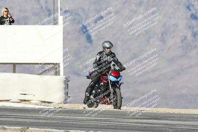 media/Dec-01-2025-Moto Forza (Mon) [[2daa91e15f]]/3-Beginner Group/Session 4 Turn 9/